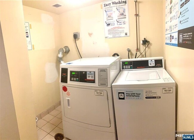 Building Photo - 1590 Anderson Ave