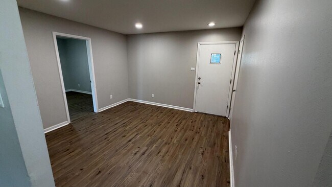 Building Photo - 1118 Soria St
