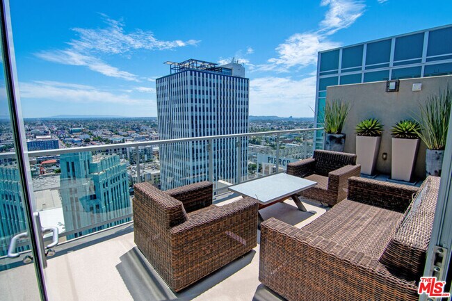 Building Photo - 3785 Wilshire Blvd