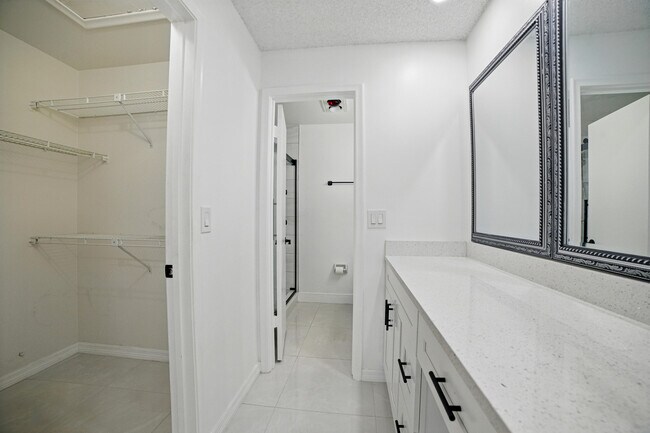 Building Photo - 5242 Privet Pl