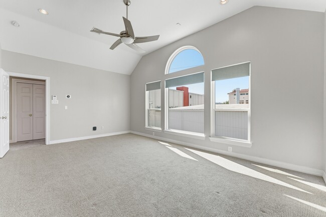 Building Photo - 827 Rosine St