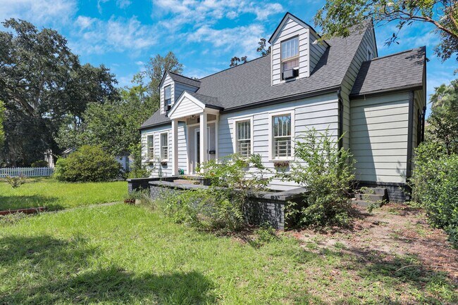 Building Photo - Charming bungalow downtown