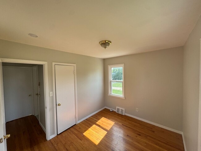 Building Photo - Gorgeous 3 bed 2 bath Eastpointe bungalow ...