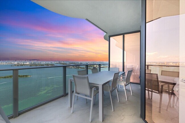 Building Photo - 700 NE 24th St