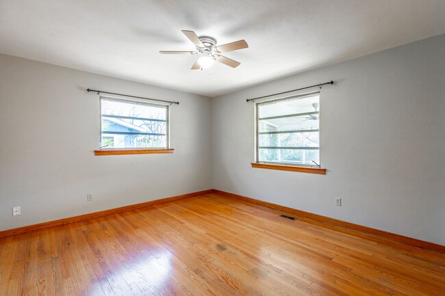 Building Photo - 2 bedroom, 1 bath unit in the heart of Eas...