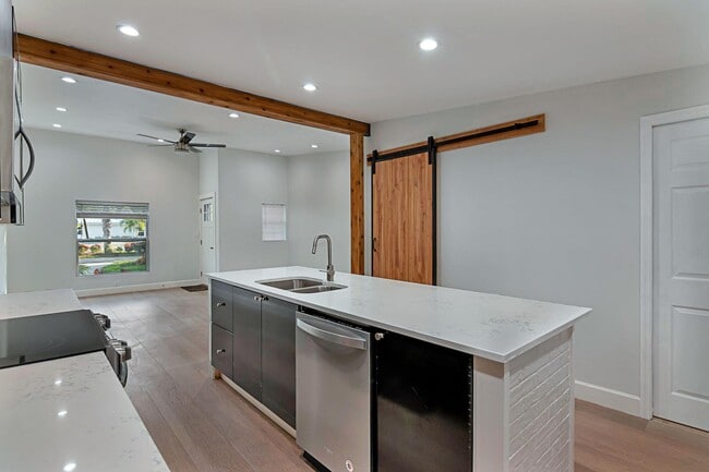 Building Photo - 959 SW 18th St