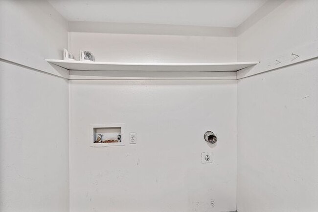 Building Photo - 3 Bed 2 Bath Townhome