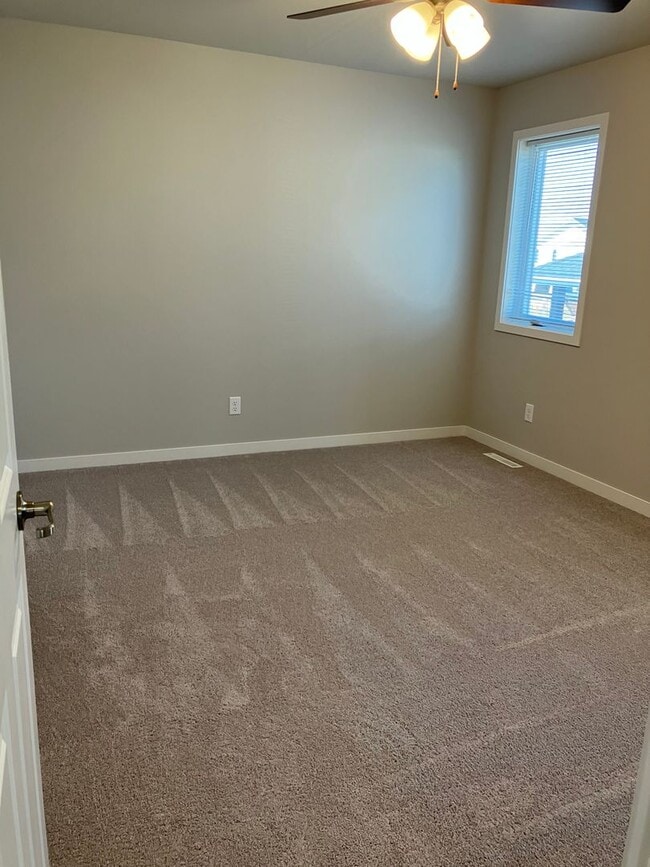 Building Photo - 4 Bed 3 Bath Single Family Home