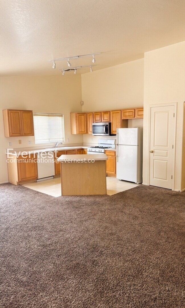 Building Photo - 3 Bed, 2 Bath Home with Fenced Yard & Garage / Vouchers Accepted / Available Now!