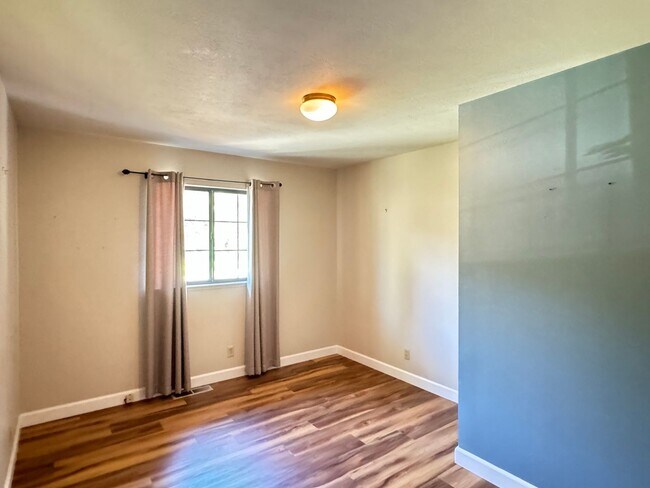 Building Photo - 3 Bedroom 2 Bath Home with Bonus Room larg...