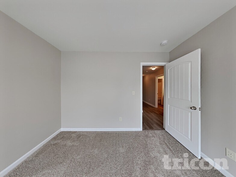 Building Photo - 1006 Grenier Terrace NE