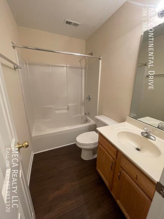 Building Photo - 685 Continental Dr