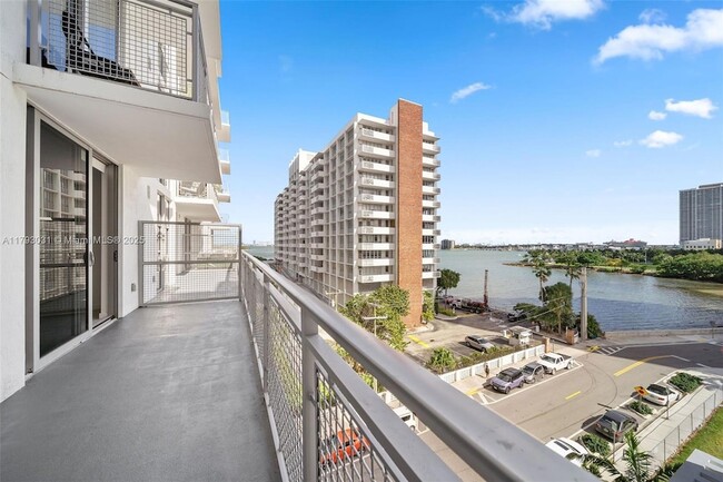 Building Photo - 2150 N Bayshore Dr