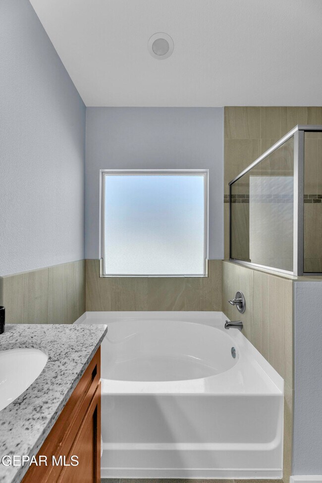 Building Photo - 12631 Mark Twain Ave