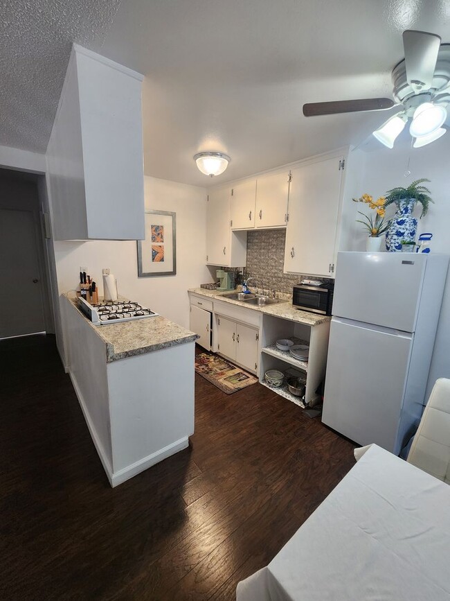 Building Photo - Unfurnished Upstairs 2 Bed, 1 Bath Apartme...