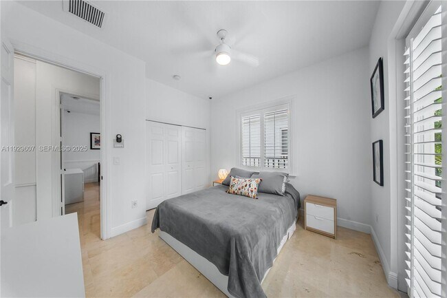 Building Photo - 3922 SW 60th Ave