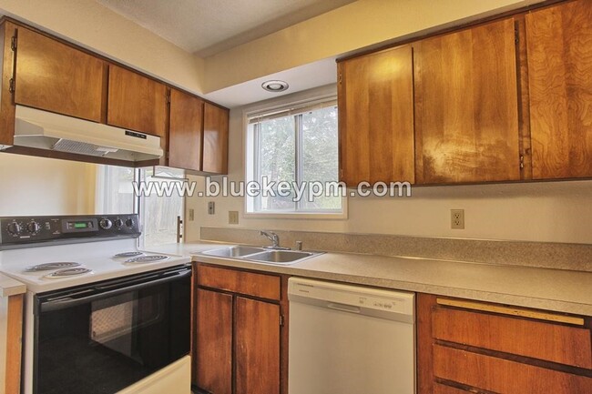 Building Photo - 2 Bed, 1.5 Baths Duplex in Hearthwood Neig...