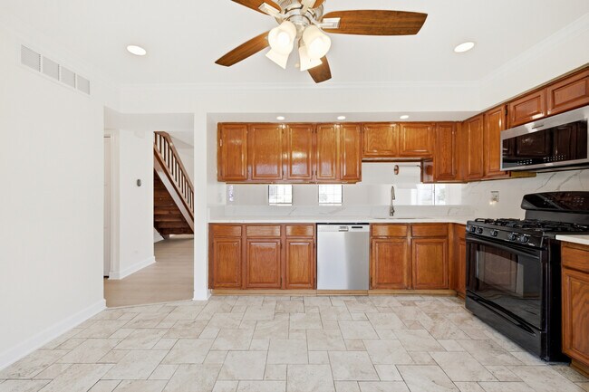 Building Photo - 1320 Burns Dr