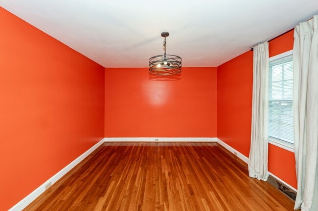 Building Photo - 6 Bedroom, 2.5 Bath House in Drayton on th...