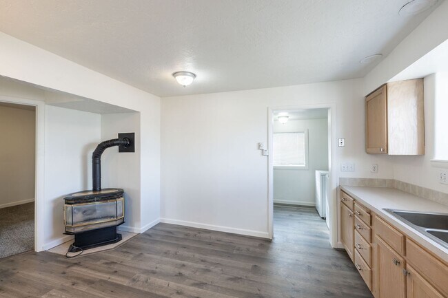 Building Photo - Newly Remodeled 3 Bed + Office, 1 Bath home in Rexburg, Fully fenced yard