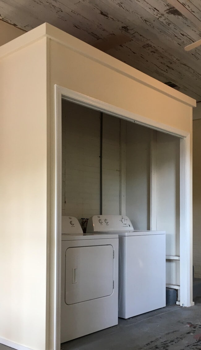 Building Photo - 300 Catherine Ave