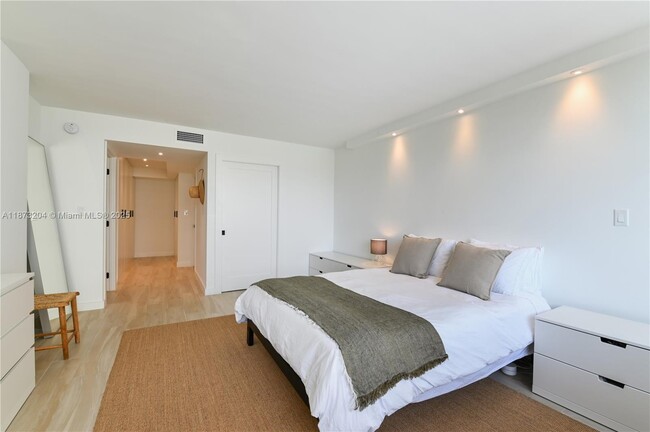 Building Photo - 1420 Brickell Bay Dr
