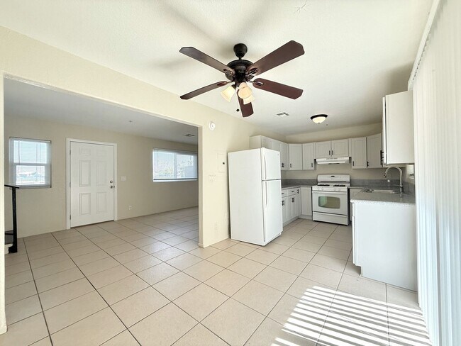 Building Photo - RECENTLY RENOVATED! 3 Bedroom 1 Bathroom Apartment in Indio, CA