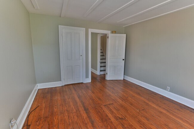 Building Photo - Charming 3 Bedroom on Verbeke St