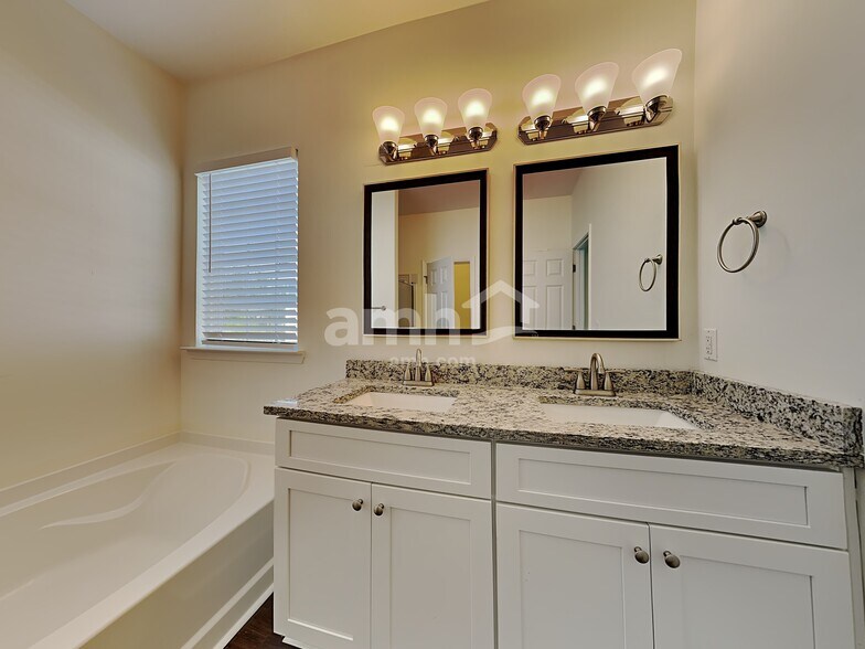 Building Photo - 161 Willow Point Cir