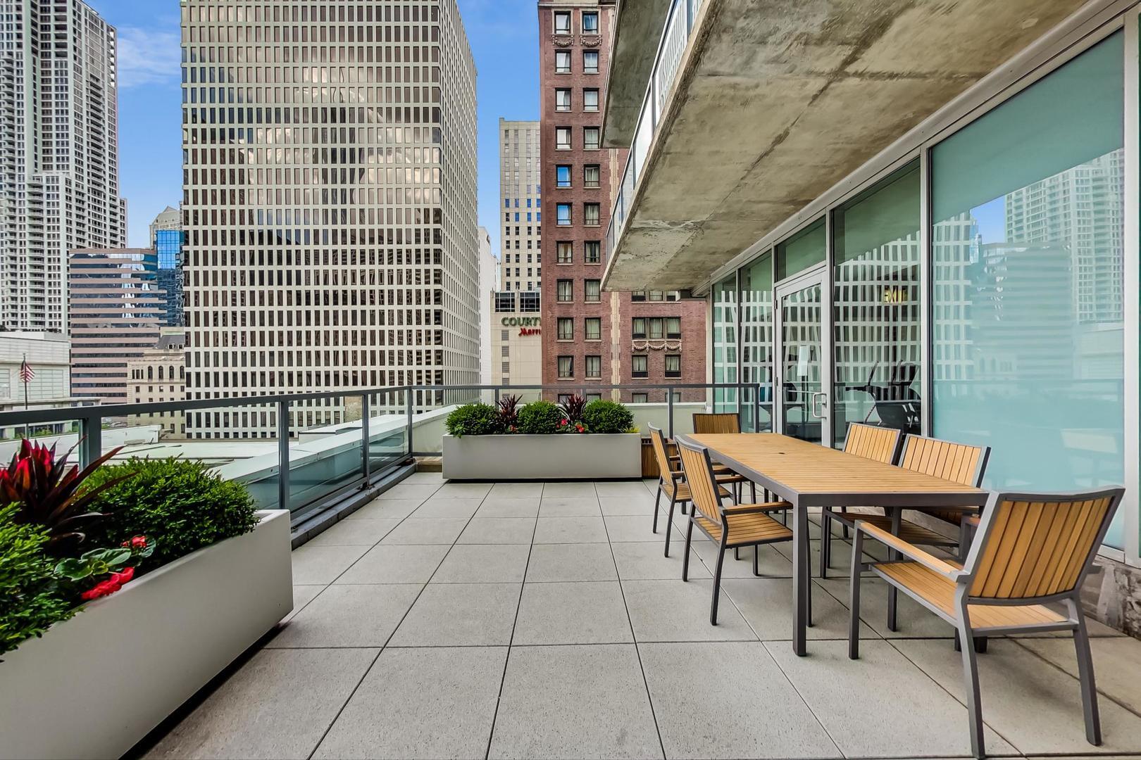 Building Photo - 550 N Saint Clair St