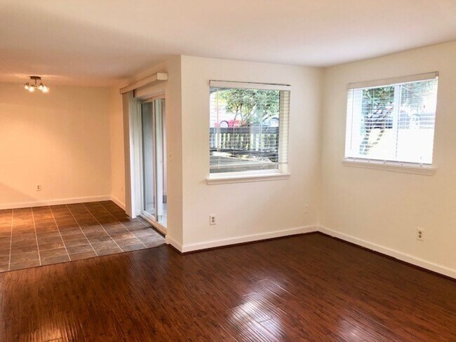 Building Photo - 2Bd/2Ba Kenmore Condo