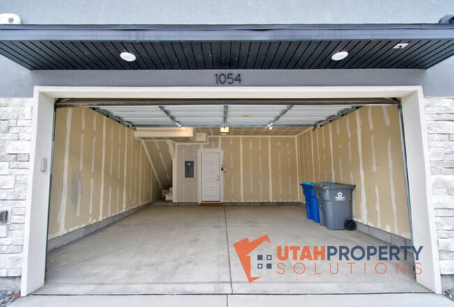Building Photo - 1054 W State Rd