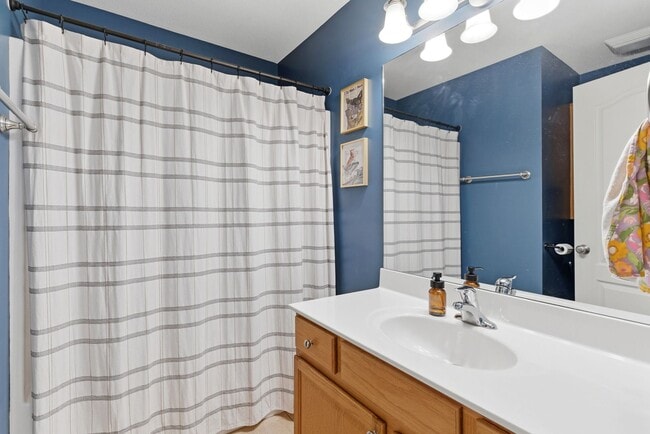 Building Photo - 5 bed/ 3 bath Single Family Home.