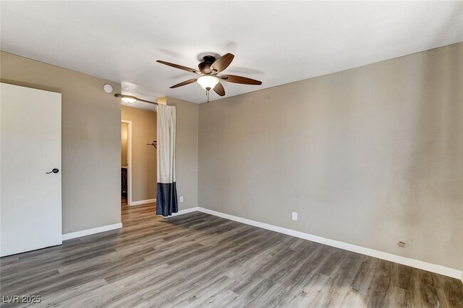 Building Photo - 1544 Hialeah Dr