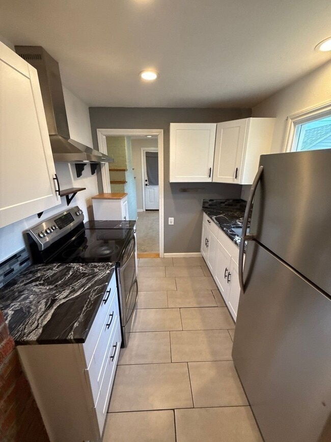 Building Photo - 1070 SW 16th Ave