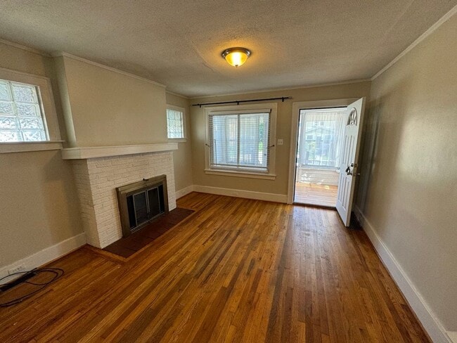 Building Photo - 2 bed 1 bath ranch walking distance to Dow...