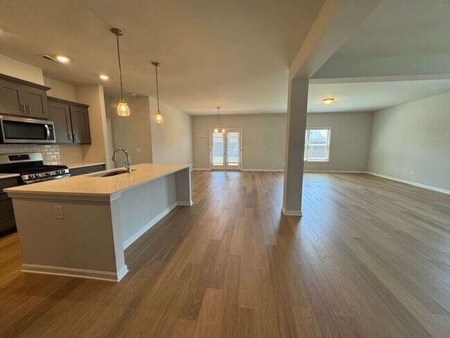 Building Photo - Spacious home with a fence, in PRIME location with a move in special