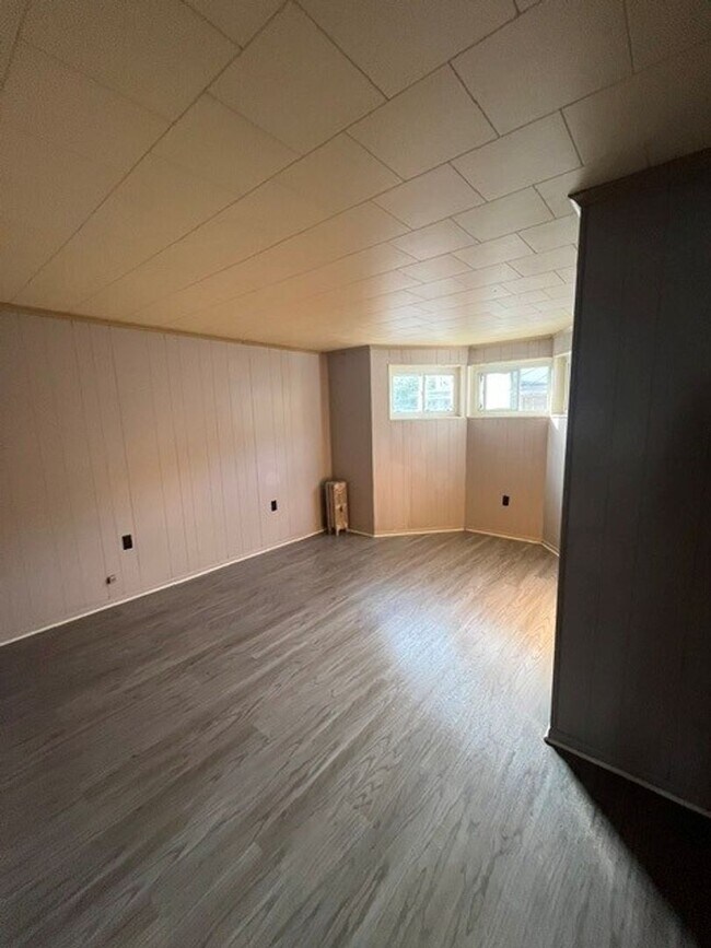 Building Photo - 3 bedroom 1 bathroom