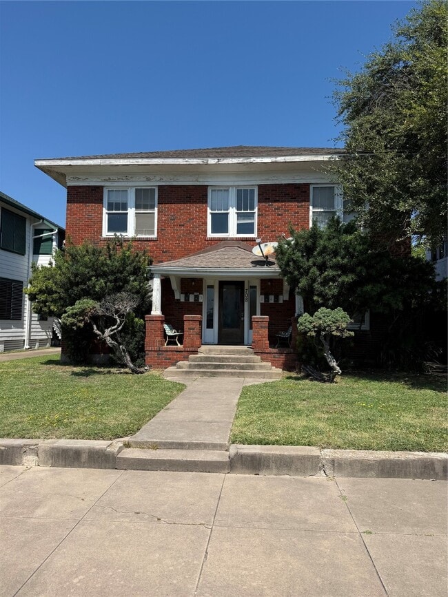 Primary Photo - 708 Broadway Avenue J