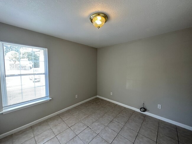 Building Photo - 2 Bedroom 2 bath unit for rent ~ water, se...
