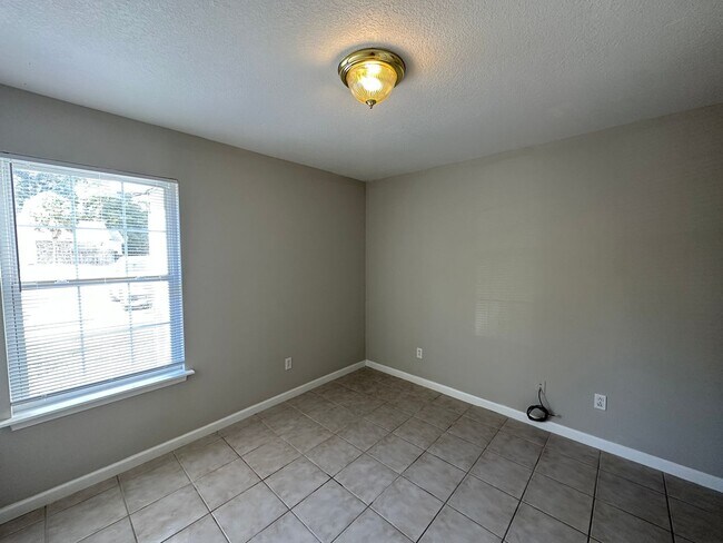 Building Photo - 2 Bedroom 2 bath unit for rent ~ water, sewer, trash, pest control and lawn care included!