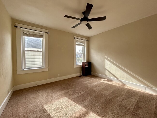 Building Photo - 3020 Colonial Ave