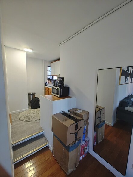 Building Photo - 402 E 11th St