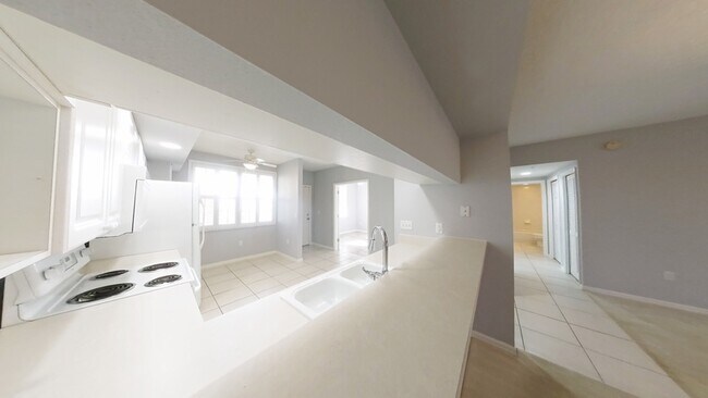 Building Photo - 1200 Country Club Dr