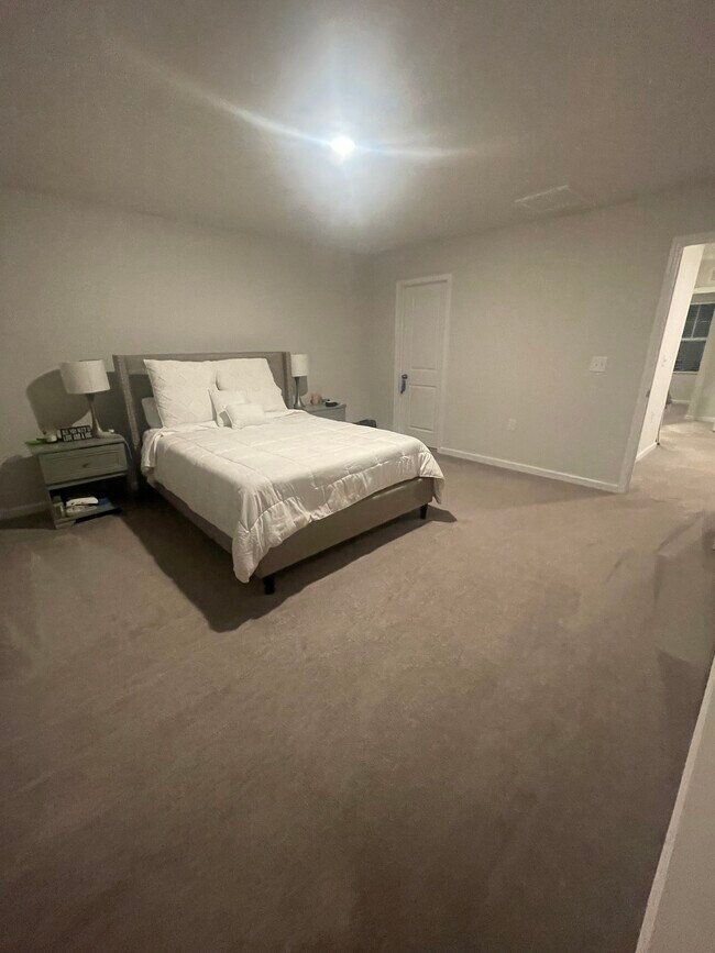 Upstairs owner's suite with ensuite full bathroom and TWO walk-in closets! - 1081 Shoreside Dr