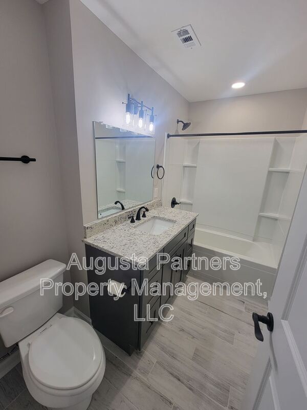 Building Photo - 322 N Hicks St