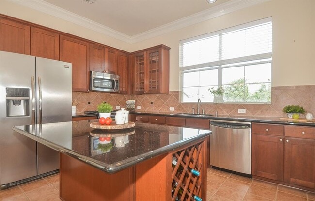 Building Photo - 3325 Clearview Cir
