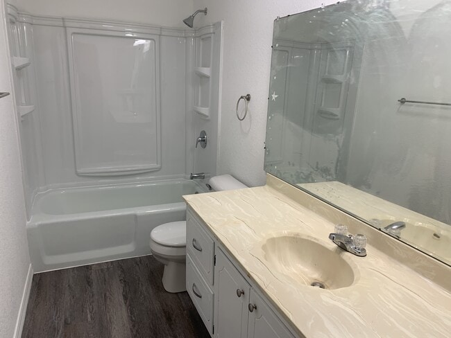 Building Photo - 2300 Richmond Rd