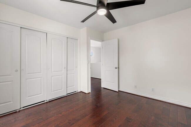 Building Photo - Crown Point 4Bed 3Bath (2 Primary suites) ...