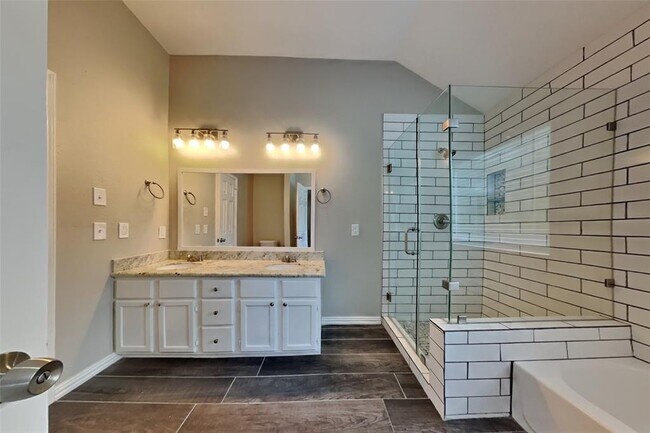 Building Photo - 2916 Tower Bridge Ct